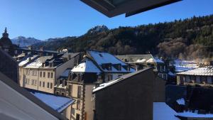 una vista aerea di una città con tetti coperti da neve di Toit et Moi a Le Mont-Dore