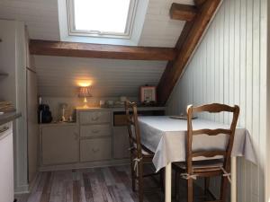 una cucina con tavolo e due sedie e una finestra di Toit et Moi a Le Mont-Dore
