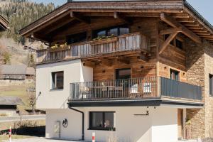 dom z balkonem na górze w obiekcie Chalet Bergblick - Luxury Escape w mieście Bad Kleinkirchheim