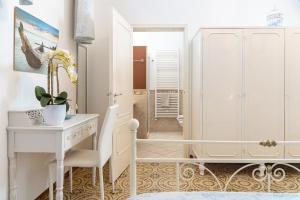 Cette chambre blanche dispose d'un bureau et d'un placard. dans l'établissement Casa Poesia, à Torre San Giovanni 220 autres photos