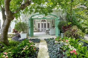 セントピーターにあるLeamington Estate villaの庭に緑のアーチがある庭園