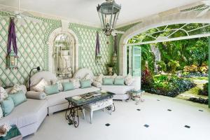 セントピーターにあるLeamington Estate villaのソファとテーブルのあるリビングルーム