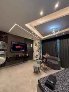 Una televisión o centro de entretenimiento en Rooms n views