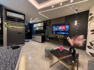 Una televisión o centro de entretenimiento en Rooms n views