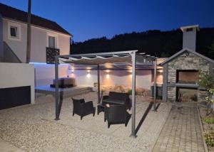 Patio nebo venkovní prostory v ubytování Holiday home "Olive tree", with new pool, jacuzzi and sauna