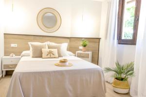 a bedroom with a bed with a hat on it at Apartaments La Cabana in Altafulla