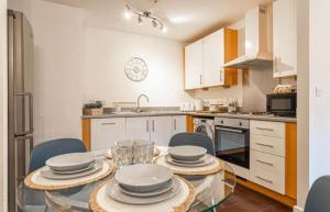 Una cocina con una mesa con platos encima. en 3Bedroom House Sleeps 6 Bradford, en Calverley