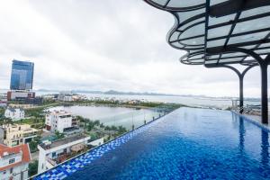 una piscina en la azotea de un edificio con vistas al agua en FTE Ha Long Hotel, en Ha Long