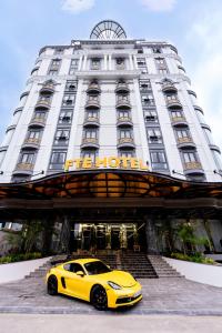 un coche amarillo estacionado frente a un hotel en FTE Ha Long Hotel, en Ha Long