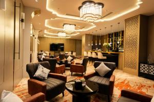 un vestíbulo de un hotel con sofás y un bar en FTE Ha Long Hotel, en Ha Long