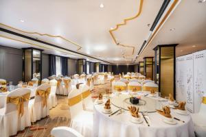 Un salón de banquetes con mesas y sillas en una habitación. en FTE Ha Long Hotel, en Ha Long 53 fotos más