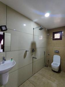 コーチにあるLe Zaina's Fort Hotelのトイレと洗面台付きのバスルーム