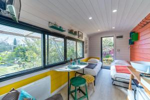 ノヴにあるLa roulotte de Valouの小さな家(テーブルとソファ付)