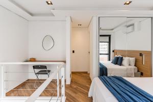 un dormitorio con una cama y un espejo en Flat duplex com serviço de camareira e enxoval completo - ao lado do parque Ibirapuera, en São Paulo 120 fotos más