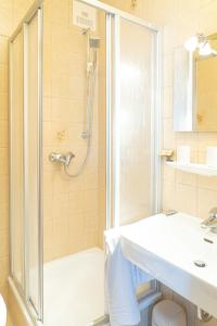 une salle de bain avec douche et lavabo dans l'établissement Landhotel Bayerwald, à Grafling 27 autres photos