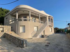 Το κτήριο όπου στεγάζεται  το διαμέρισμα