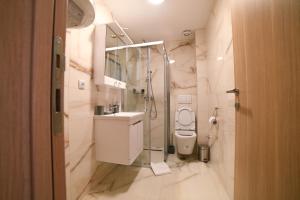 Ένα μπάνιο στο Apartmani S