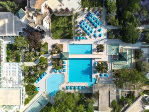 Bazén v ubytování Nahrawess Resort & Thalasso nebo v jeho okolí