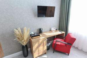 TV a/nebo společenská místnost v ubytování Second Home Hotel