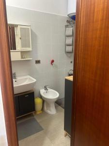 un baño con inodoro y lavabo en A Casa di Elisa, en Torre Santa Sabina