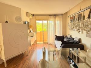 a living room with a couch and a table at Encantador Ático a 2,6 km de la Playa in San Juan de Alicante