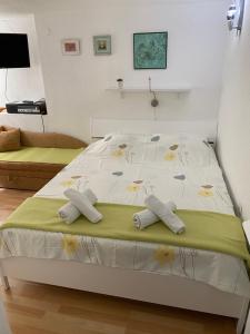 Posteľ alebo postele v izbe v ubytovaní Skenderi Apartment Studio