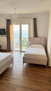 萨兰达Eri Rooms的一间带两张床的卧室，可欣赏海景