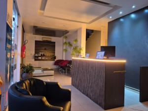 a lobby with a couch and a reception desk at Bueno Palace Hotel in Macapá
