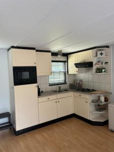 Kuchyň nebo kuchyňský kout v ubytování Vakantiehuis met Sauna