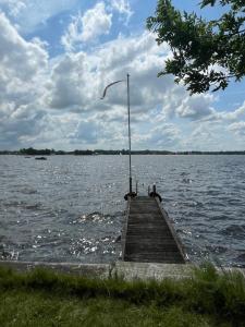 a dock on a lake with a street light on it at Vakantiehuis Paterswoldsemeer - Potjewol in Haren