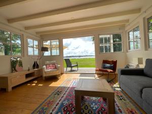 a living room with a couch and a table at Vakantiehuis Paterswoldsemeer - Potjewol in Haren