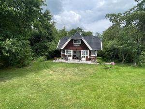 a house in a field with a large yard at Vakantiehuis Paterswoldsemeer - Potjewol in Haren