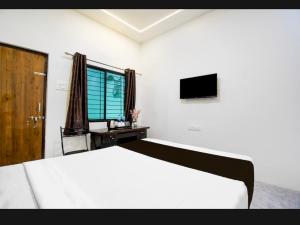 TV a/nebo společenská místnost v ubytování Hotel Shivay Deluxe