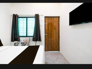 TV a/nebo společenská místnost v ubytování Hotel Shivay Deluxe