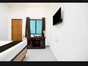 TV a/nebo společenská místnost v ubytování Hotel Shivay Deluxe