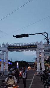 eine Ampel über einer Stadtstraße mit Menschen in der Unterkunft hotel coolriver inn in Visakhapatnam + 3 Fotos