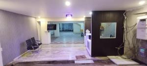 Blick auf einen Flur eines Zimmers in der Unterkunft hotel coolriver inn in Visakhapatnam