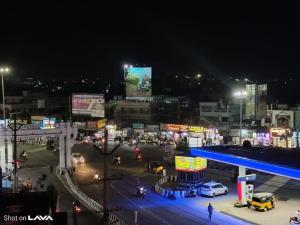 eine Stadt bei Nacht mit viel Verkehr in der Unterkunft hotel coolriver inn in Visakhapatnam