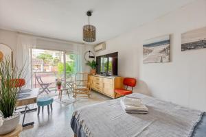 Ένα ή περισσότερα κρεβάτια σε δωμάτιο στο Deux beaux studios, rue piétonne, bord de mer, CLIM +34 φωτογραφίες