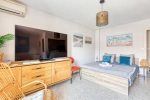 Μια τηλεόραση ή/και κέντρο ψυχαγωγίας στο Deux beaux studios, rue piétonne, bord de mer, CLIM