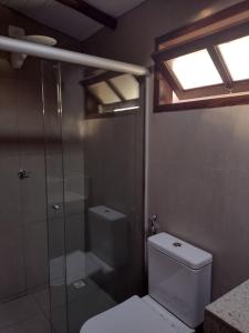 アライアル・ダジュダにあるCasa Paiol loft no centro do Arraialのトイレとガラスのシャワー付きのバスルーム +31枚の写真