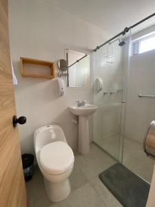 ein Badezimmer mit Toilette, Waschbecken und Dusche in der Unterkunft BISÁU Hotel in Ruiosucio + 50 Fotos