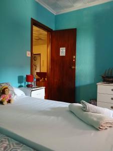 una camera da letto con un letto con un orsacchiotto sopra di Habitaciones Santa María Magdalena a Moncófar