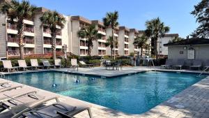 The swimming pool at or close to Beachfront Bliss* Resort on the beach Hilton Head