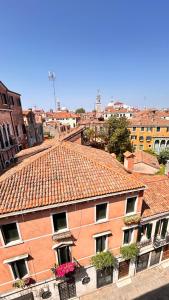 uma vista para um edifício com um telhado de azulejo em Casa Lin Venice Zimmer em Veneza mais 37 fotografias