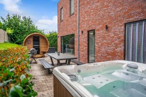 Bazén v ubytování NEW - De sheeper - 10Personen - 5slaapkamers - Sauna - Jacuzzi nebo v jeho okolí