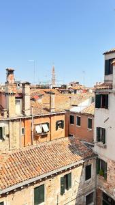 uma vista superior de uma cidade com telhados em Casa Lin Venice Zimmer em Veneza