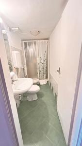 uma casa de banho branca com um lavatório e um WC em Casa Lin Venice Zimmer em Veneza
