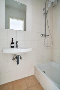 a bathroom with a sink and a bath tub at Ruhiges zentrales Maisonette-Loft in Berlin in Berlin