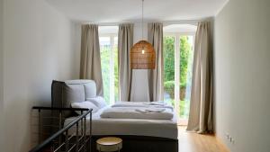 a bedroom with a bed in front of a window at Ruhiges zentrales Maisonette-Loft in Berlin in Berlin